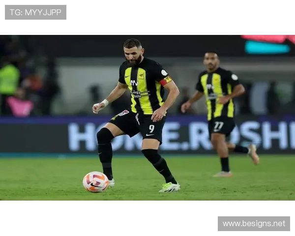 本泽马 vs 莱万：谁才是21世纪最全面中锋？