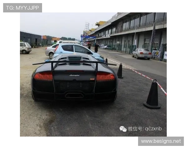 利拉德坐豪车进训练场，旁边路人还以为他是来拍电影的！